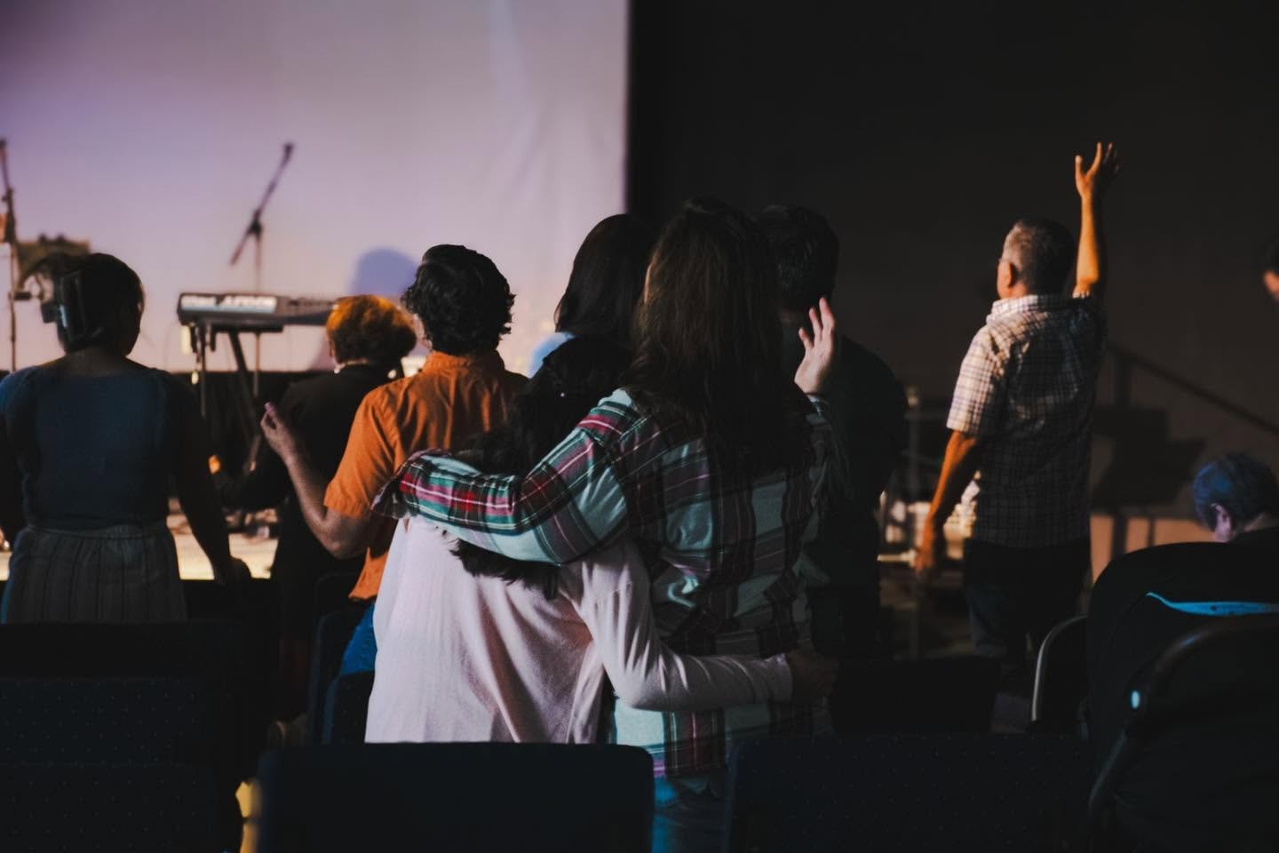 Familia de la iglesia abrazándose con amor